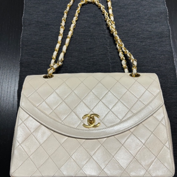 Vintage Beige Flap Chanel Bag - Picture 3 of 10